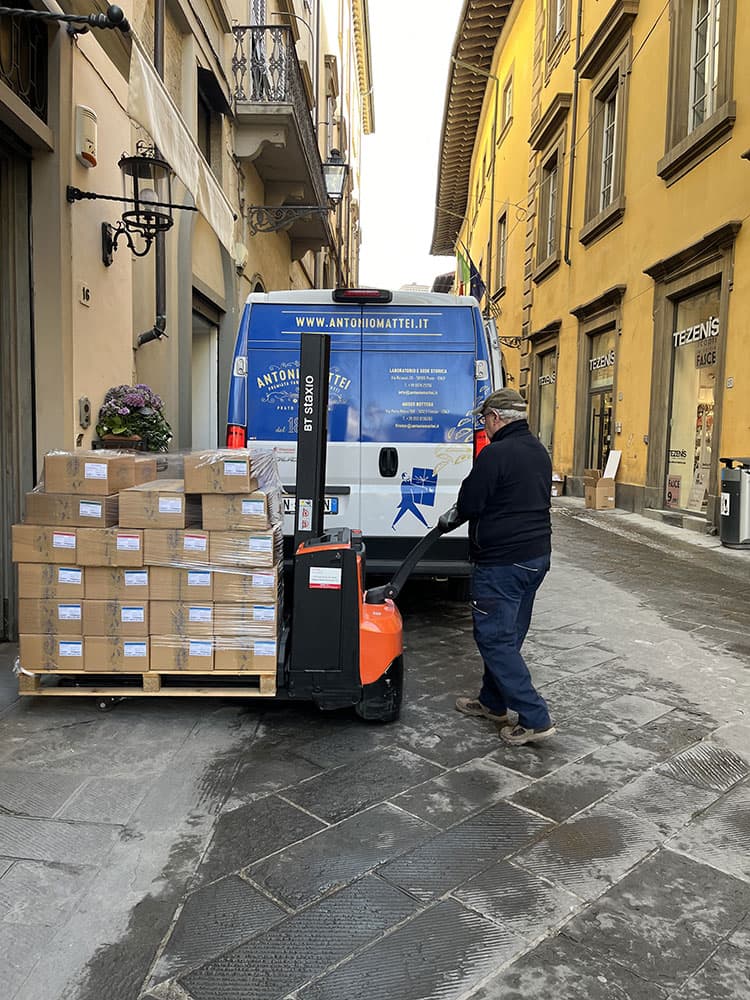 Luca che carica i Biscotti di Prato nel furgone Mattei